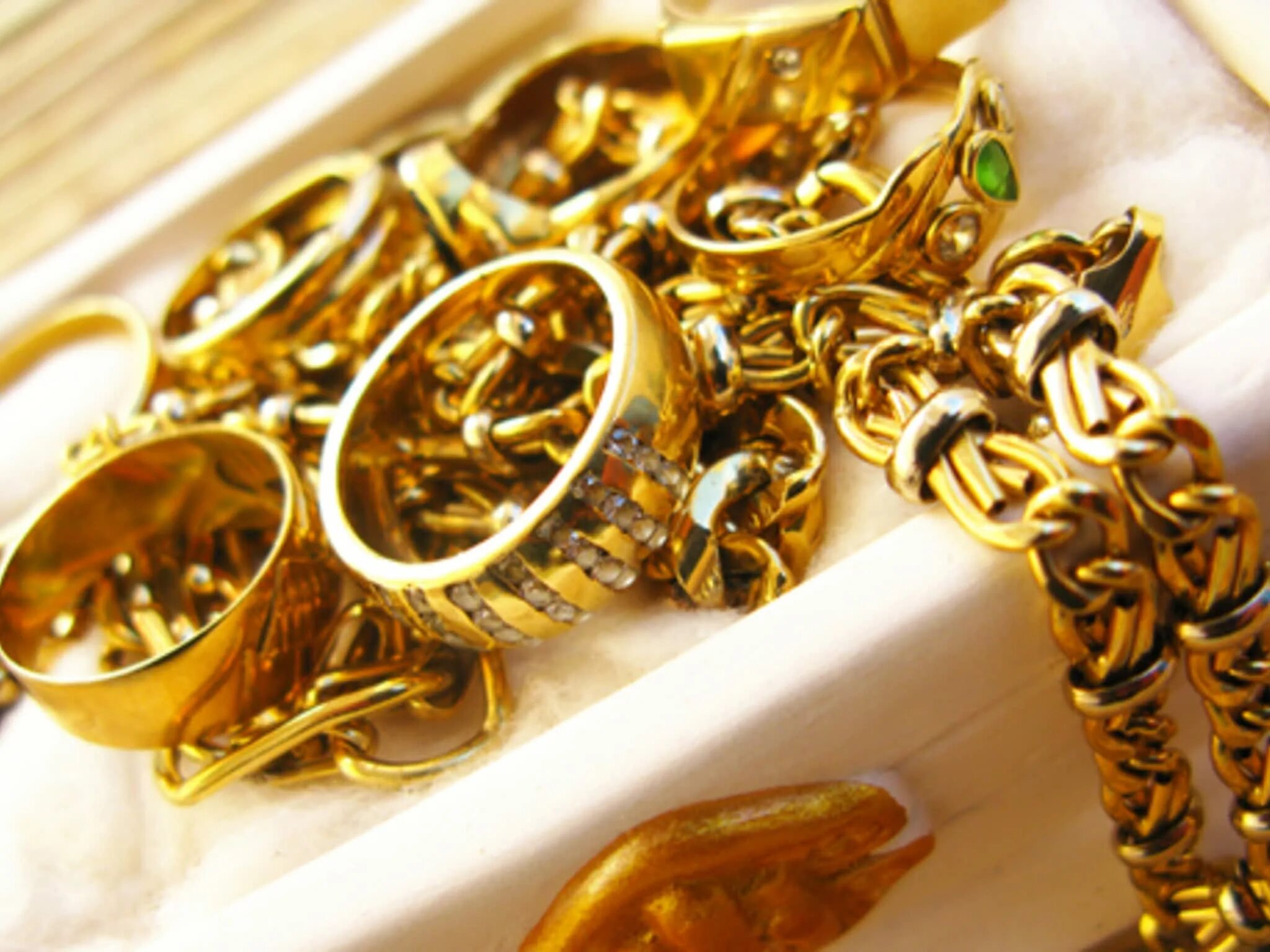 Золото готовые изделия. Золотые изделия. Золотые украшения. Изделия из драгоценных металлов. Ювелирные изделия из драгоценных металлов.