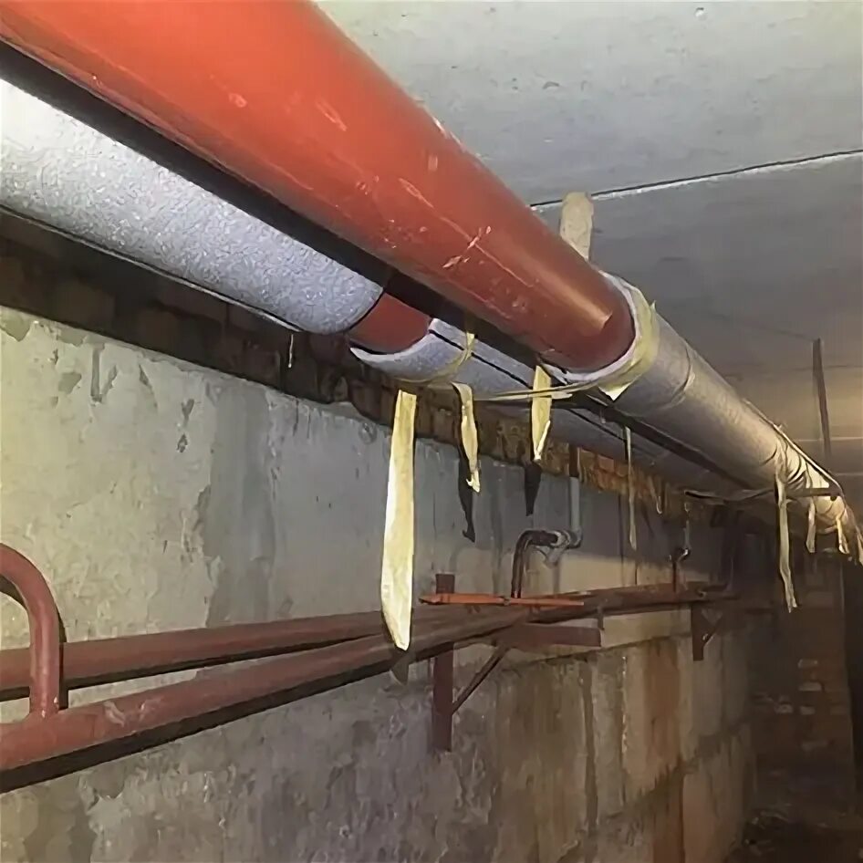 Теплоизоляция теплотрассы трубопровода 700мм. Теплоизоляция трубопроводов отопления в подвале. Изоляция канализационных труб в подвале. Теплоизоляция трубопроводов котельной. Теплоизоляция труб в подвале.