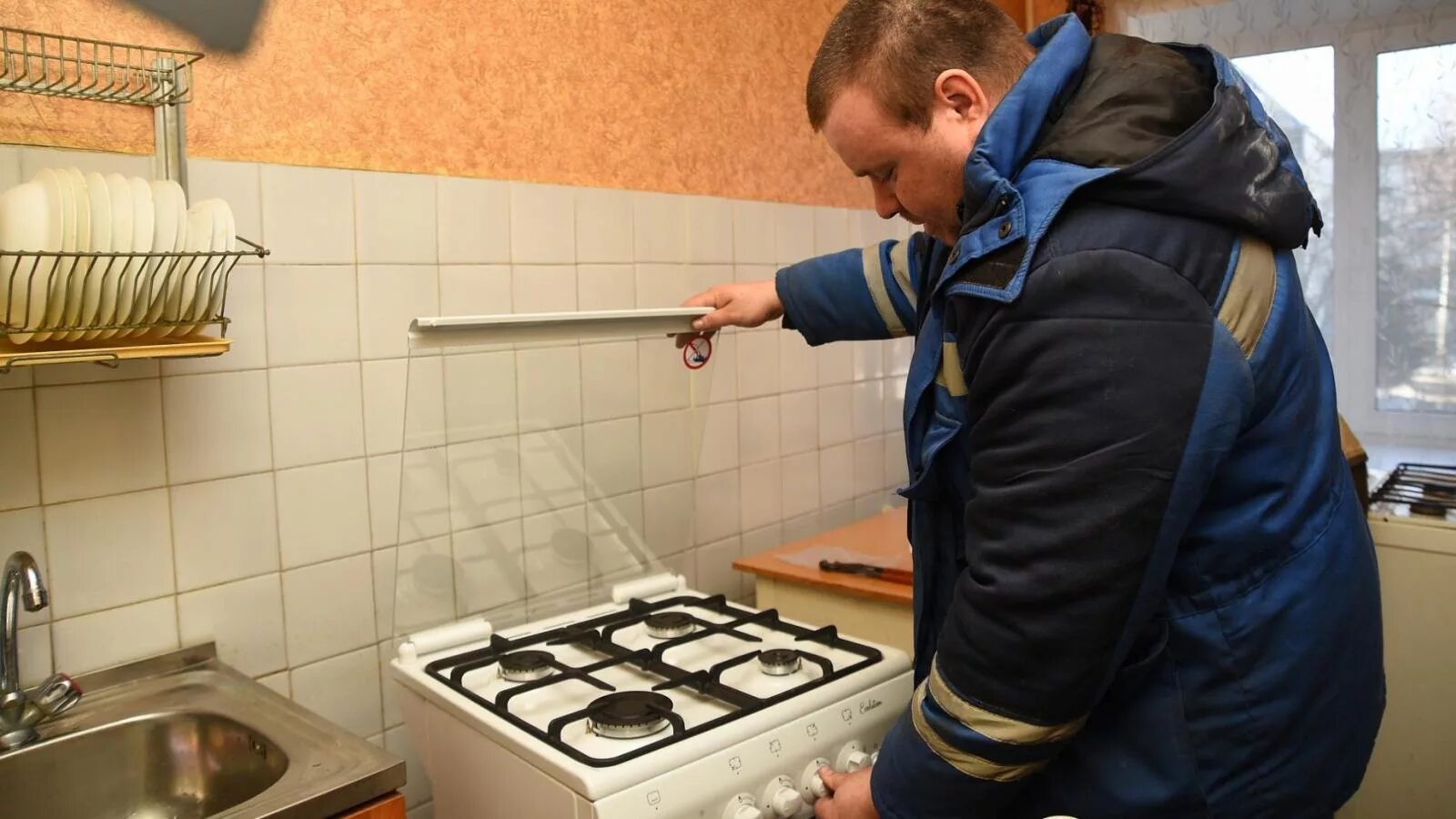 Замена газовой плиты в квартире. Газовщик в квартире. газ в квартире. газовые плиты в жилых домах. плита в квартире.