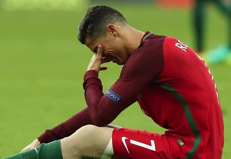Слезы Криштиану Роналду. Роналду плачет. Криштиану Роналду евро 2016. Плачущий Криштиану Роналду. После футбола болит