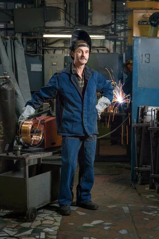 сварочный цех. сварка в метрополитене. сварщик ручной и частично механизированной сварки наплавки. работа метро сварщик. газопрессовая сварка рельсов.