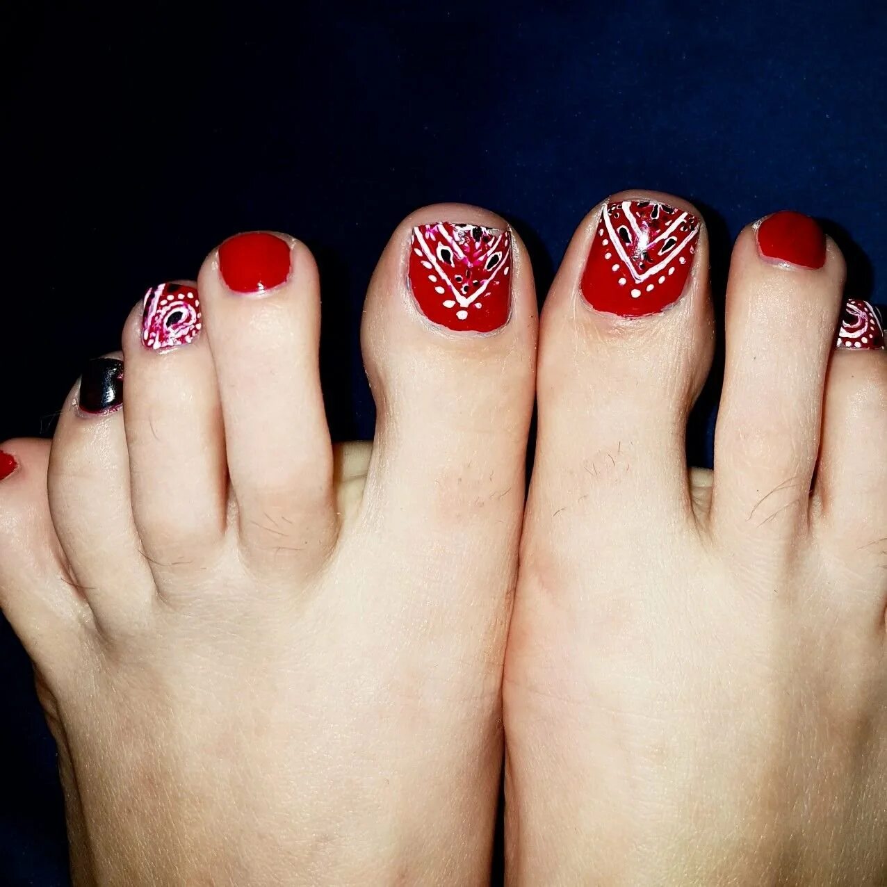 новогодний педикюр. новогодний педикюр 2019. педикюр на нг 2024. красивый красный педикюр. маникюр и педикюр на новый год.