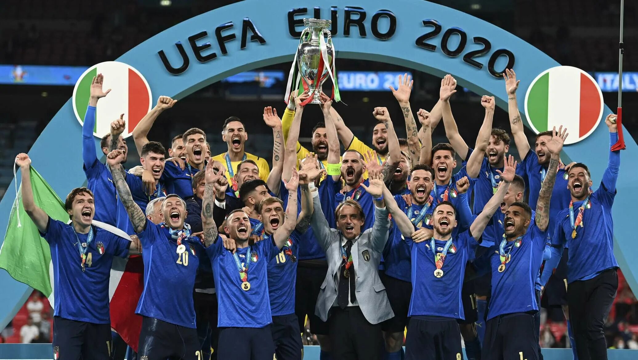 Футбол кубок 2021. Италия чемпион Европы 2021. Италия победитель евро 2020. Сборная Италии чемпион Европы. Чемпионат Европы УЕФА 2020.