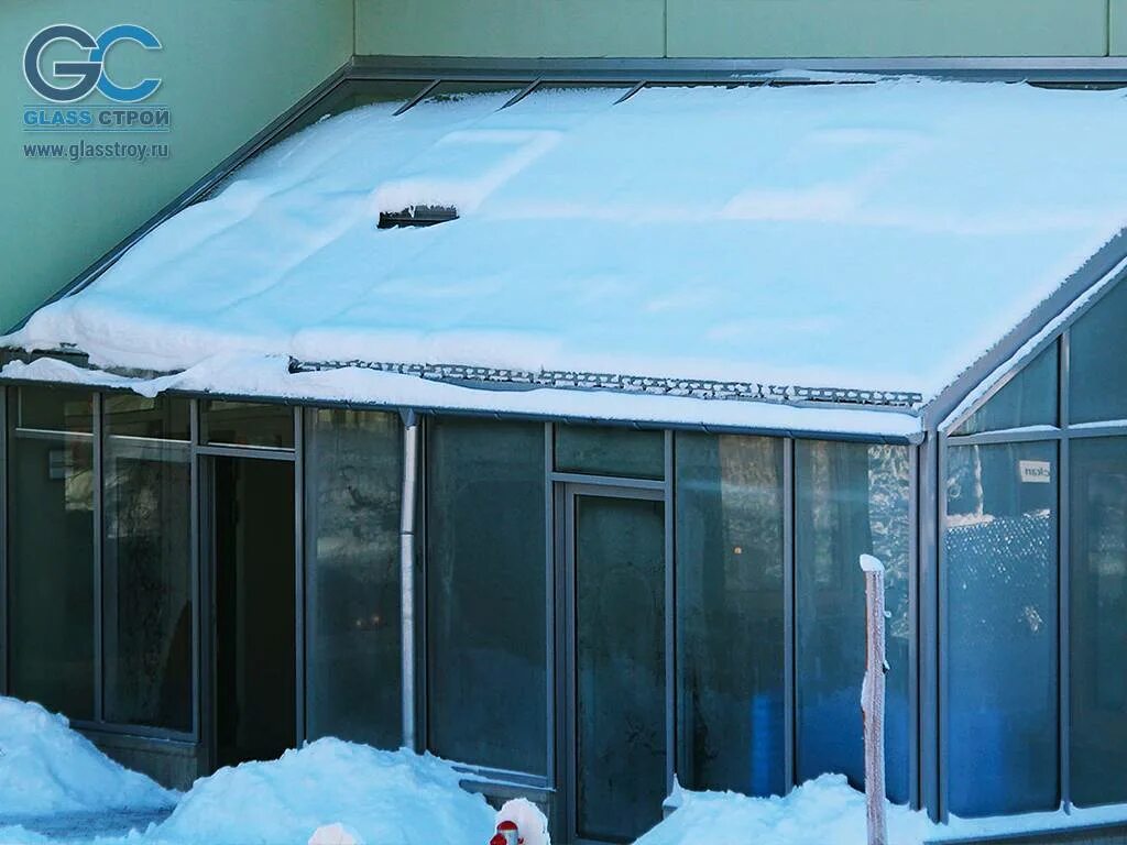 Стеклянная крыша. Стеклянная крыша зимой. Кровля стеклянная зима. Стеклянная кровля от снега.