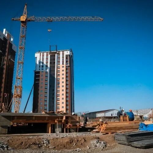 Строящийся дом. Жк трио анапа. Увеличение объемов жилищного строительства. Кран строительный на стройплощадке. К чему приводит строительство жилья.
