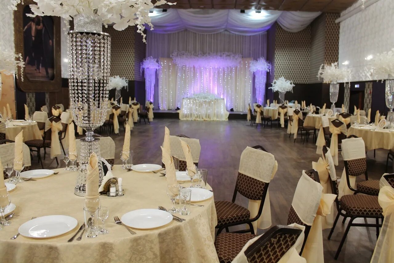 банкетный зал lux у метро большевиков. 12 стульев кафе киров на сурикова. банкетный зал версаль астрахань. амакс банкетный зал омск. банкет холл амакс омск.