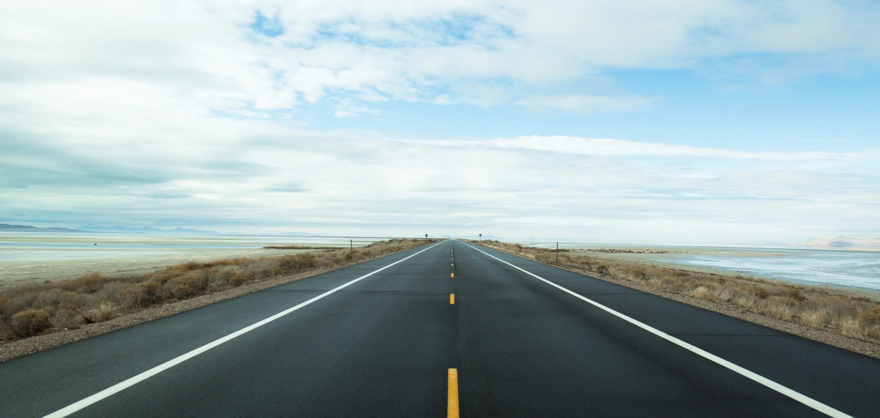 Lane road. Прямая дорога. Фон дорога. Дорога в Горизонт. Пустая дорога.