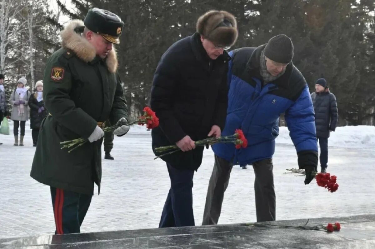 Возложение цветов к Вечному огню. Возложение цветов к памятнику. Возложение цветов 23 февраля. Возложение цветов к памятнику на 23 февраля Омск. Митинг ко дню защитника отечества