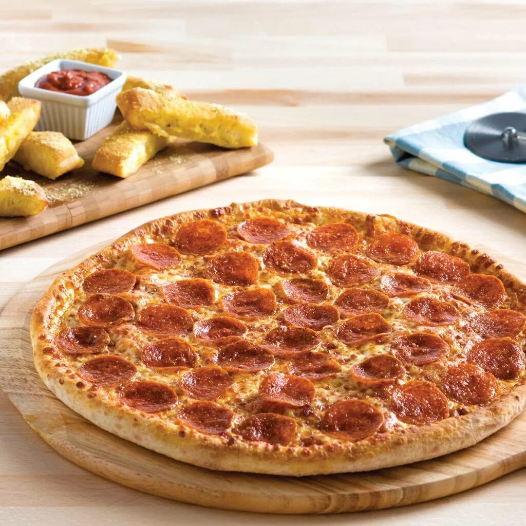 Пицца домино заказать с доставкой. Domino's pizza пицца. Баварская пицца Доминос. Доминос 2+1. Доминос двойное пепперони.