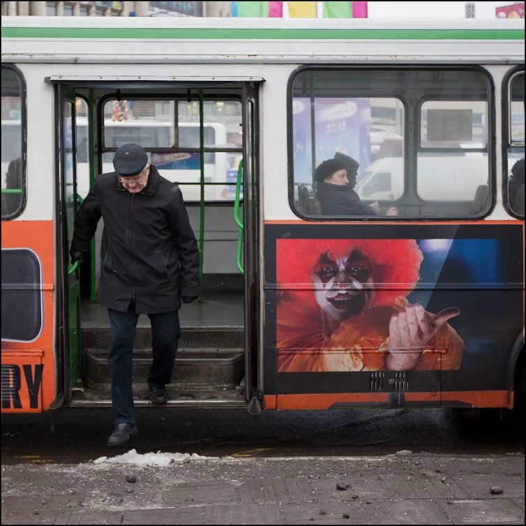 люди выходят из автобуса. общественный. человек выбегает из автобуса. девушка выходит из автобуса. люди выходят из автобуса.