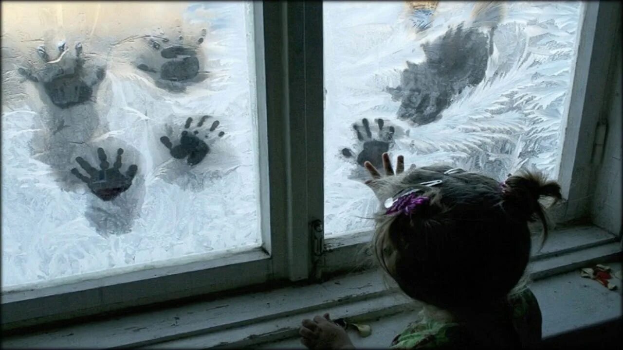 Отпечаток на окне. Ладошка на окне. Отпечатки на стекле. Зима заглядывает в окно.