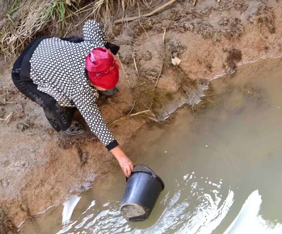 Грязная вода. Вычерпывать воду. Черпает воду из реки. Добыча воды.