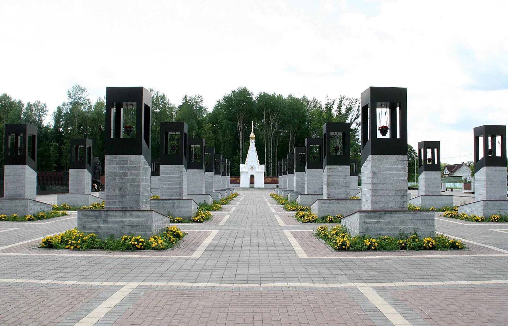 Музей хацунь брянская область. Хацунь мемориальный комплекс. Брянские мемориалы. Музей мемориального комплекса хацунь. Хатынь мемориальный комплекс брянск.