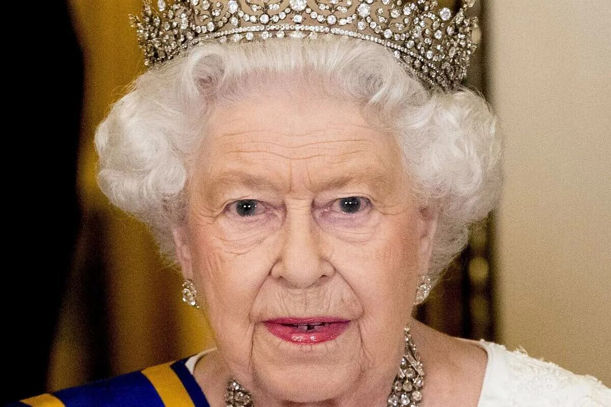 Ii am the queen. Elizabeth, the Queen. Queen Elizabeth II. Queen Elizabeth 2 Dead.