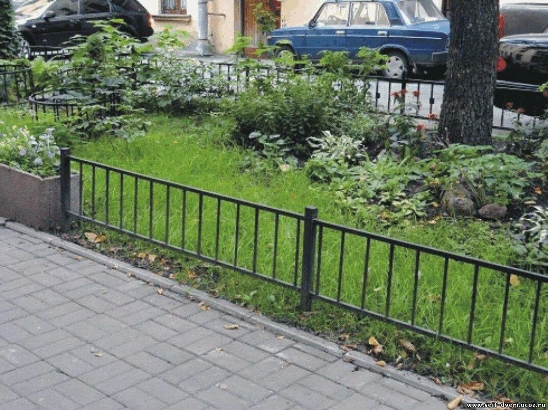 Ограждение придомовой территории. Ограждение парка. Дворовые ограждения. Ограждение газонов во дворах. Кованые газонные ограждения.