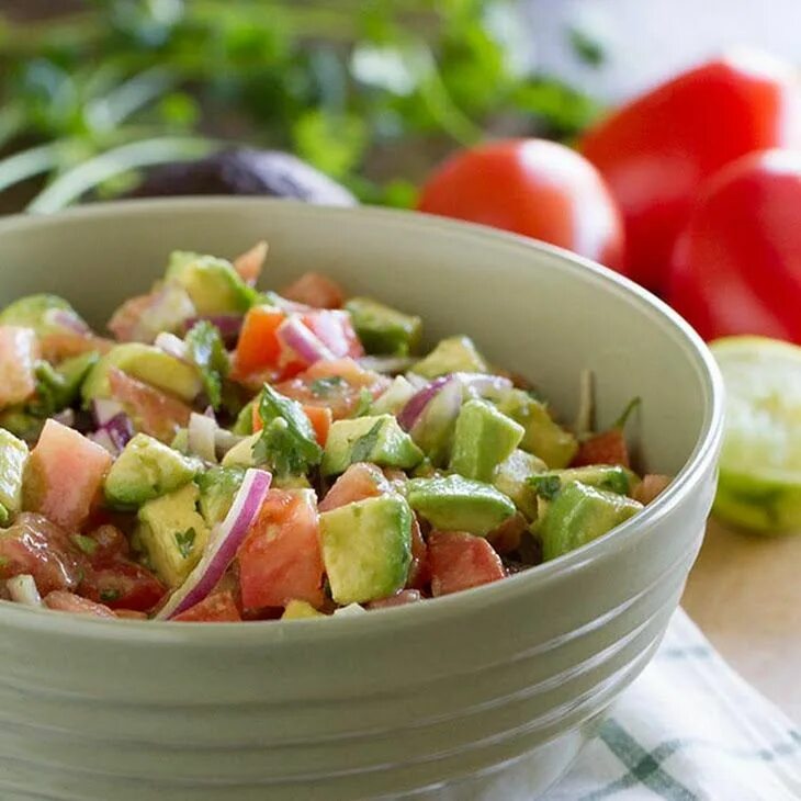салат с авокадо. салат с авокадо и огурцом. вкусный салат с авокадо. какой салат с авокадо можно. салат с креветками и авокадо.