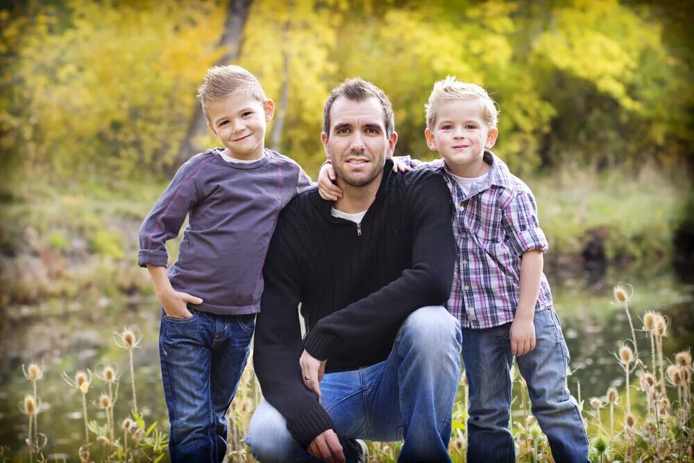 Two sons two daughters. Фотосессия с двумя сыновьями. Папа и два сына. Фотосессия отец и сын. Фотосессия с сыном.