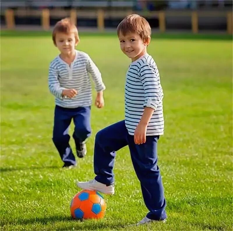 3 мальчика играло или играли. Два мальчика играют в футбол. Дети играют в мяч. Дети играют в футбол.