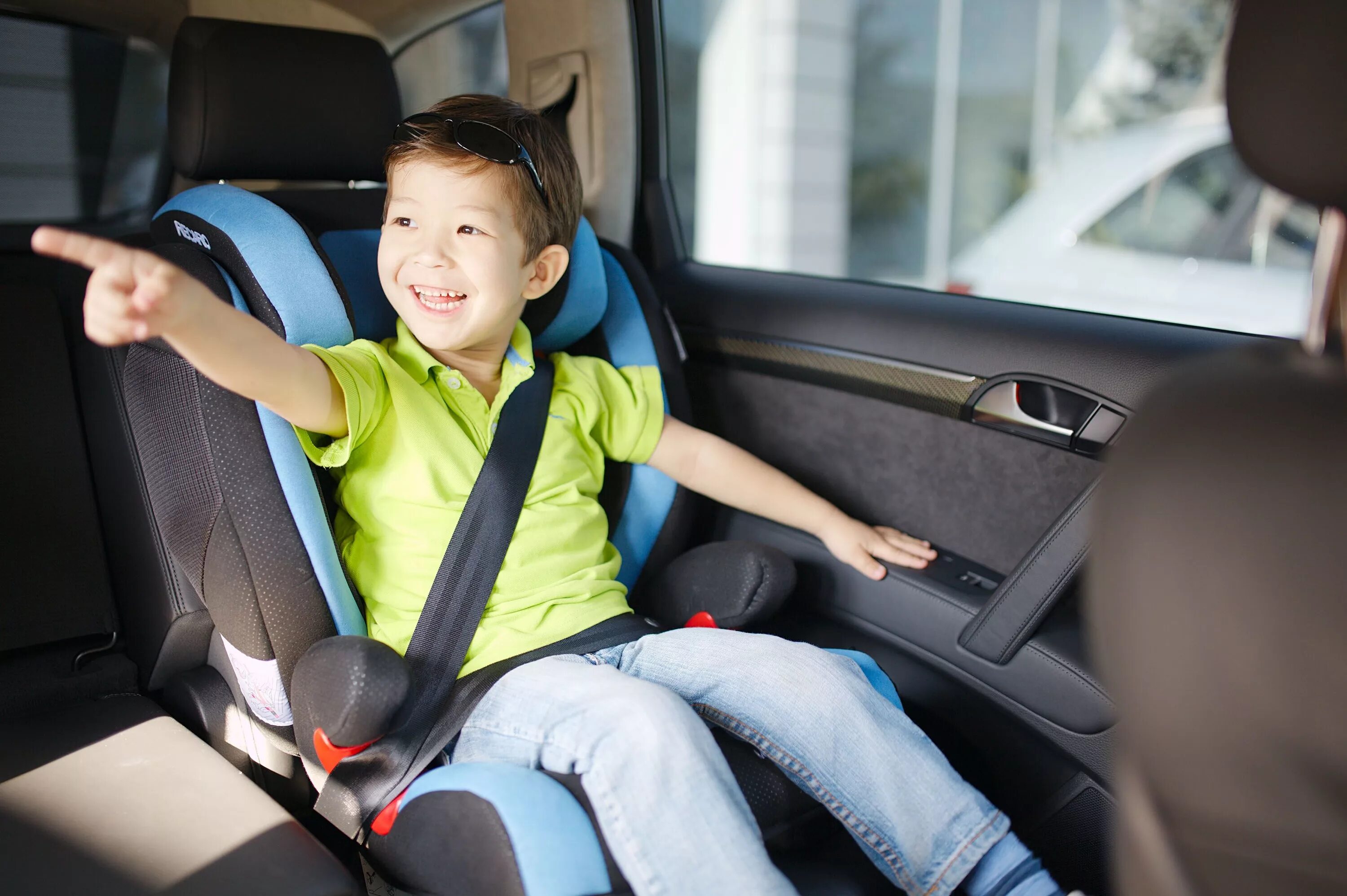 В такси можно без детского кресла. Recaro child Safety. Ребенок в автокресле. Автомобиль для детей. Ребенок в автокресле в машине.