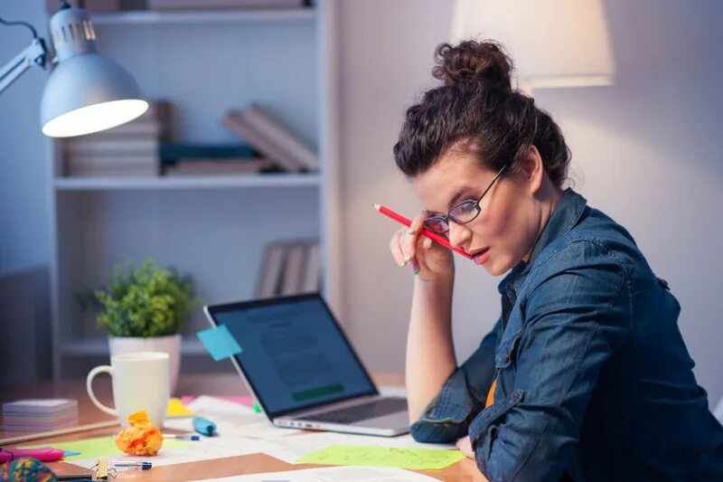 F5 работа. Девушка усердно работает. дама усердно работает. усердная девушка. усердно трудящийся.