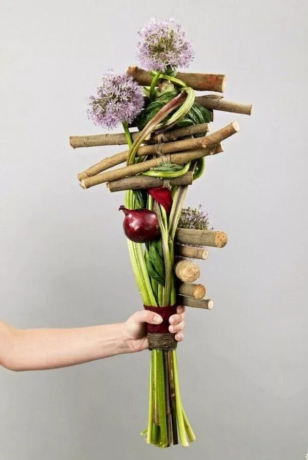 Строгий букет для мужчины. Мужские букеты с алкоголем. Парень с букетом. Букет для мужчины. Креативный букет для учителя.