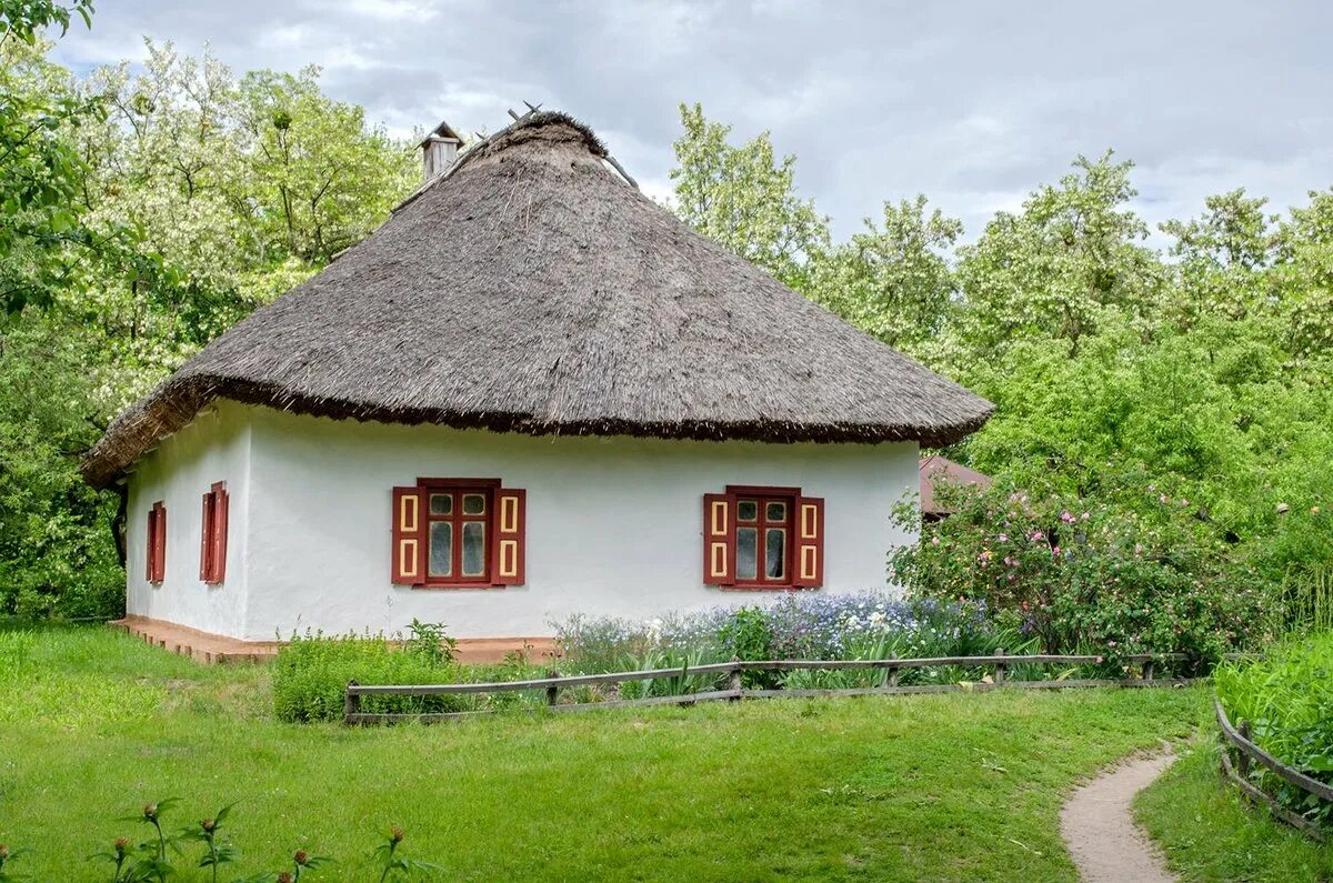 Молдавские мазанки. Украинская хата мазанка 17 века. Саманные мазанки. Украинское село мазанка. Мазанка адыгея.