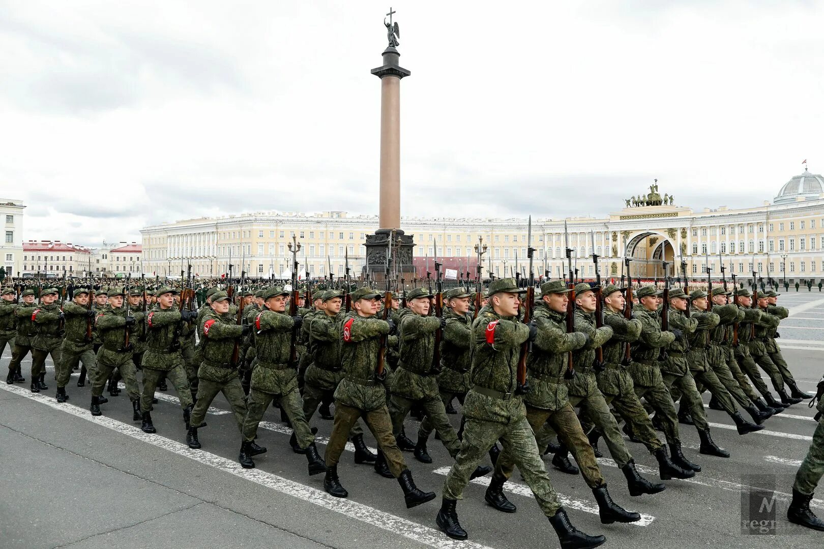 Прямая трансляция парад 9 мая санкт петербург. Репетиция парада спб 2025. репетиция парада победы в санкт-петербурге. репетиция парада победы в петербурге. репетиция парада 2025 в санкт-петербурге на дворцовой площади.