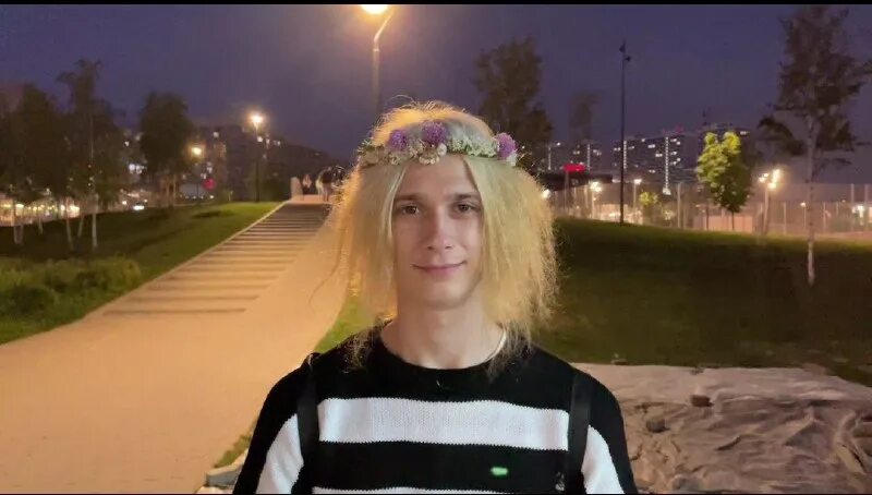 фото для пранка девушка короткие волосы в кофте. женя крутит мир. женя крутит мир. женя крутит мир. лера мидлер 2022.