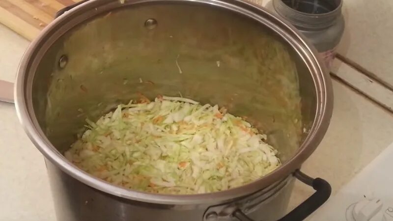 Можно солить капусту в нержавеющей кастрюле. Кастрюля для квашения капусты. капуста квашеная в кастрюле. бак для квашения капусты из нержавейки. засолка капусты в нержавеющей кастрюле.