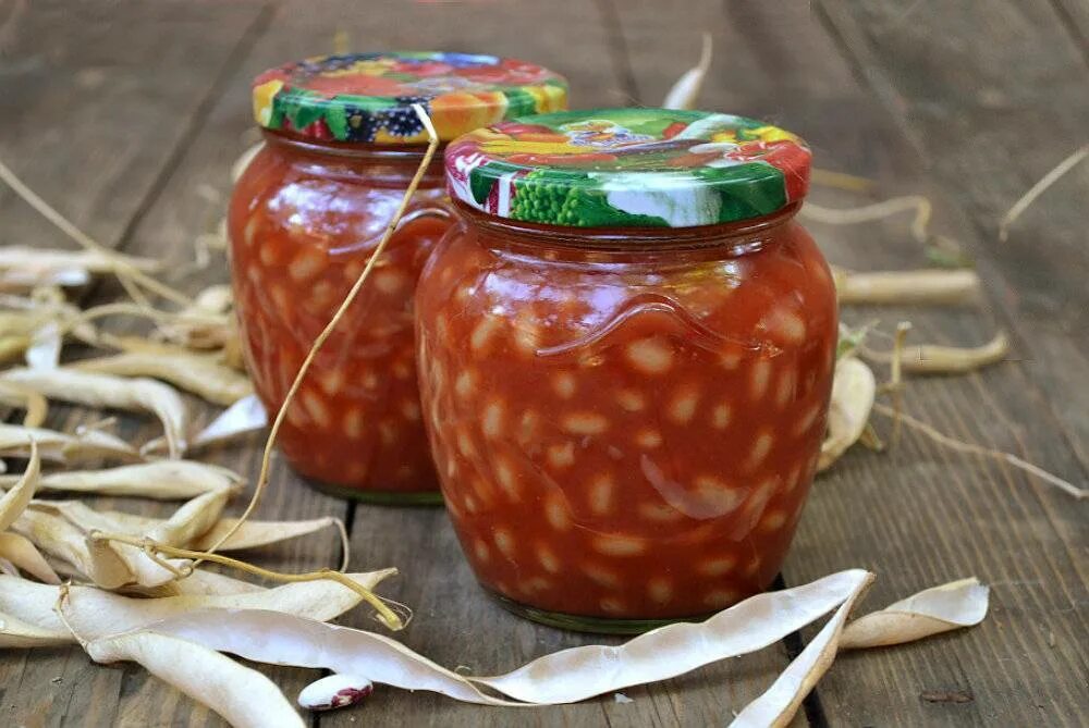 Салат с фасолью на зиму. Консервированная фасоль пинто. Фасоль в томате на зиму. Фасоль в томате на зиму в банках. Консервирование фасоли на зиму.