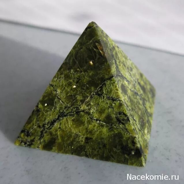 змеевик камень по знаку зодиака. серпентин змеевик камень. змеевик сателлит. уральский камень змеевик. змеевик сообщение.