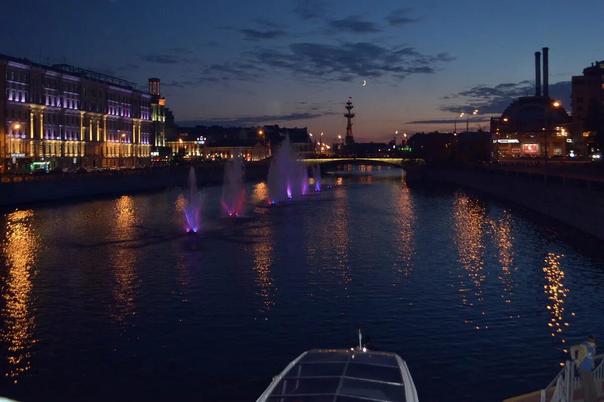 света вечером слушать. смотрит на рассвет. девушка на фоне ночного неба. света вечером слушать. солнечное фото.