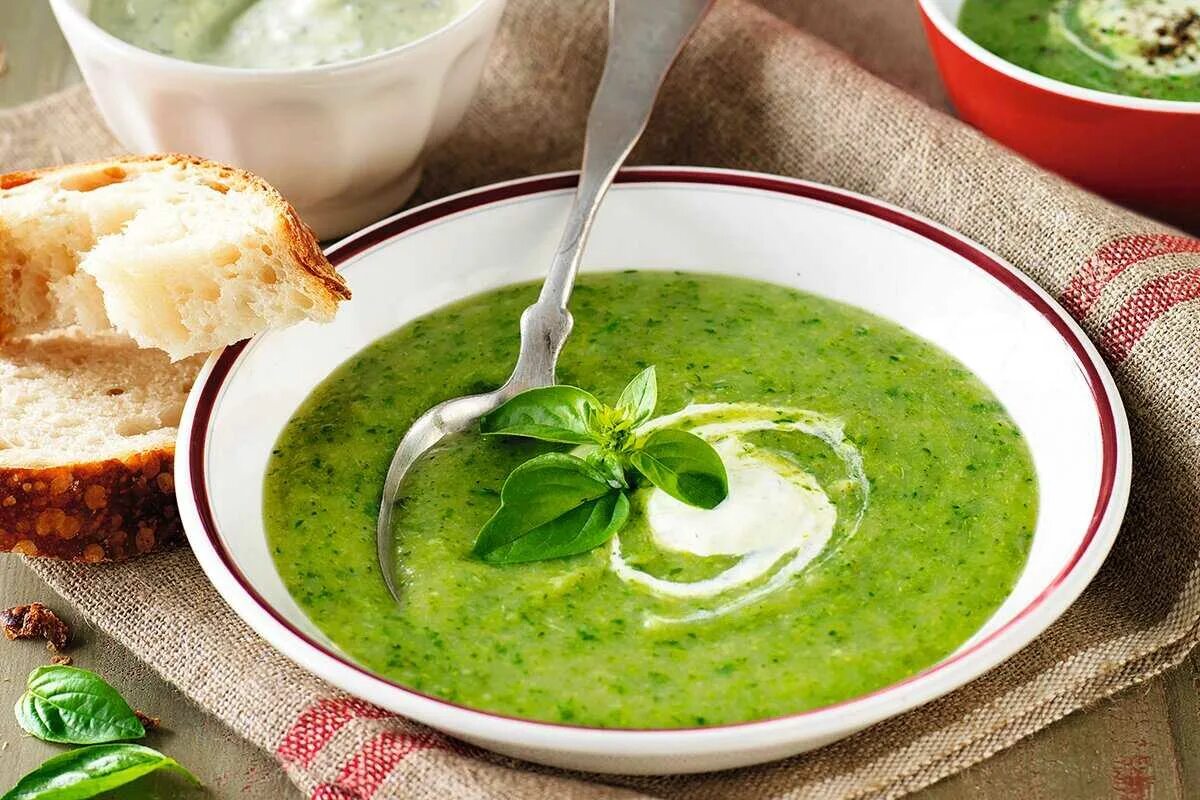 Суп из брокколи и кабачков. Шпинатный суп пюре. Крем суп из брокколи и шпината. Суп с брокколи и шпинатом. Зеленый крем суп из шпината.