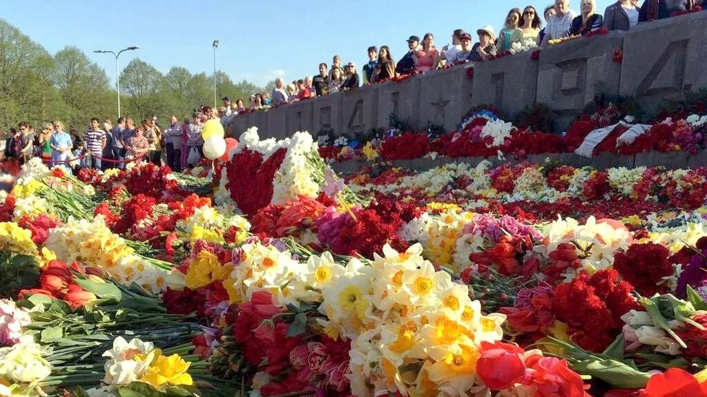 Сколько цветов на мемориал. Цветы у памятника воинам. Цветы на памятник. Цветы к памятнику на 9 мая. Рига день Победы.