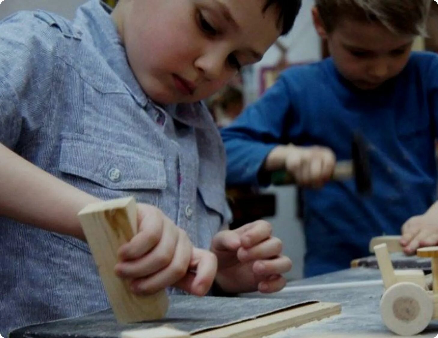 На уроке технологии дети делали. Поделки из древесины. Столярка для детей. Поделки из дерева для детей. Столярка для детей изделия.