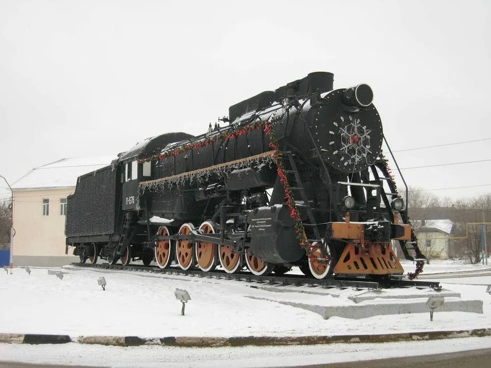 Поставь паровозов. Паровоз-памятник (Батайск). Энгельс паровоз памятник. Достопримечательности Энгельса паровоз. Памятник паровозу в г Энгельсе.