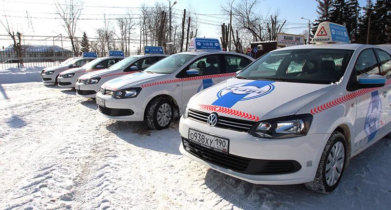 Учебный автомобиль фольксваген поло. Рейн авто автошкола симферополь. Автошкола авто поло. Фольксваген поло автошкола. Машины в автошколе досааф.