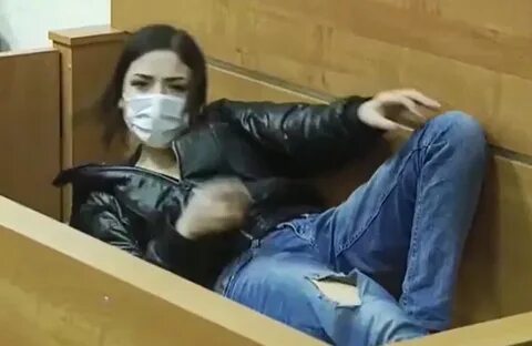 Quando ela apareceu no tribunal pela primeira vez, Leikovic deitou no banco...