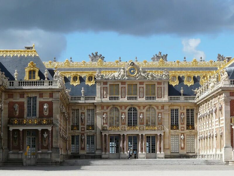 Versailles 400. Мраморный двор Версаль. Версаль Франция. Версаль дворец. Версаль мраморный двор флигеля.