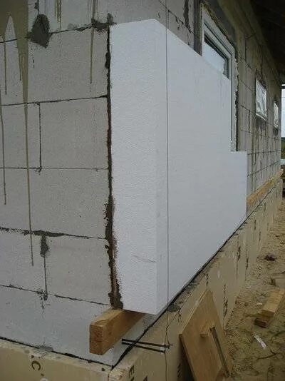 Чем лучше утеплить дом из газобетона снаружи. Утеплитель из газобетона. газоблок утеплить пенопластом. утепление газобетона пенопластом. утепление стен из газобетона снаружи.