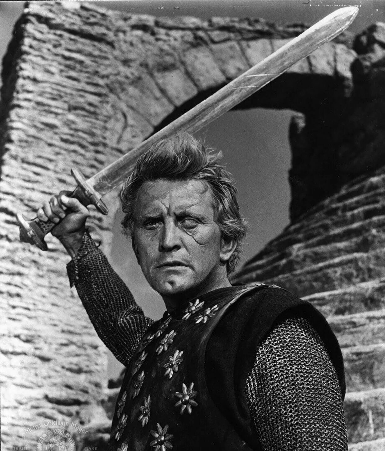 Кирк дуглас в фильме викинги. Кирк дуглас в фильме викинги. Викинги 1958 тони кёртис. Кирк дуглас 1958. Кирк дуглас викинги 1958.