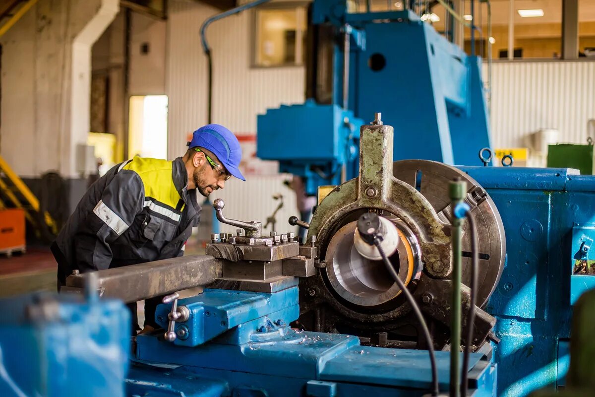 Токарь 2 разряда. Гомельский завод станколит. Токарный станок на заводе. Вторая группа профессий токари сварщики. Токарь в гомеле.