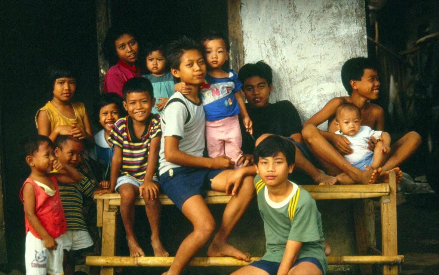 Христианство в индонезии. Poor family. Мексика бедность. Gypsy families. Mexica poor.