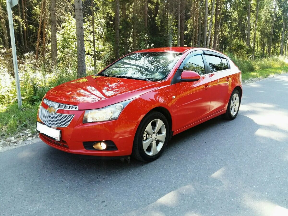 Машины до 500 тысяч рублей 2024. Шевроле Круз 2013 красный. Chevrolet Cruze i 2012. Шевроле Круз 2012 красный. Шевроле Круз хэтчбек красный.