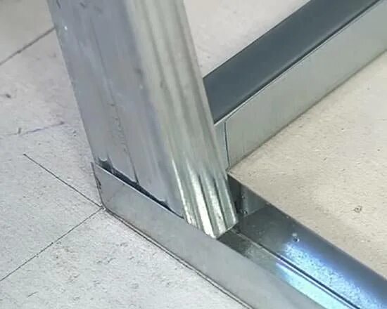 Стоечный профиль крепление угол 90. Как из гипсокартона сделать угол 90. Внешний угол из профиля 60х27 для гипсокартона. Как из гипсокартона сделать угол 90. Перегородка гкл угол 45.