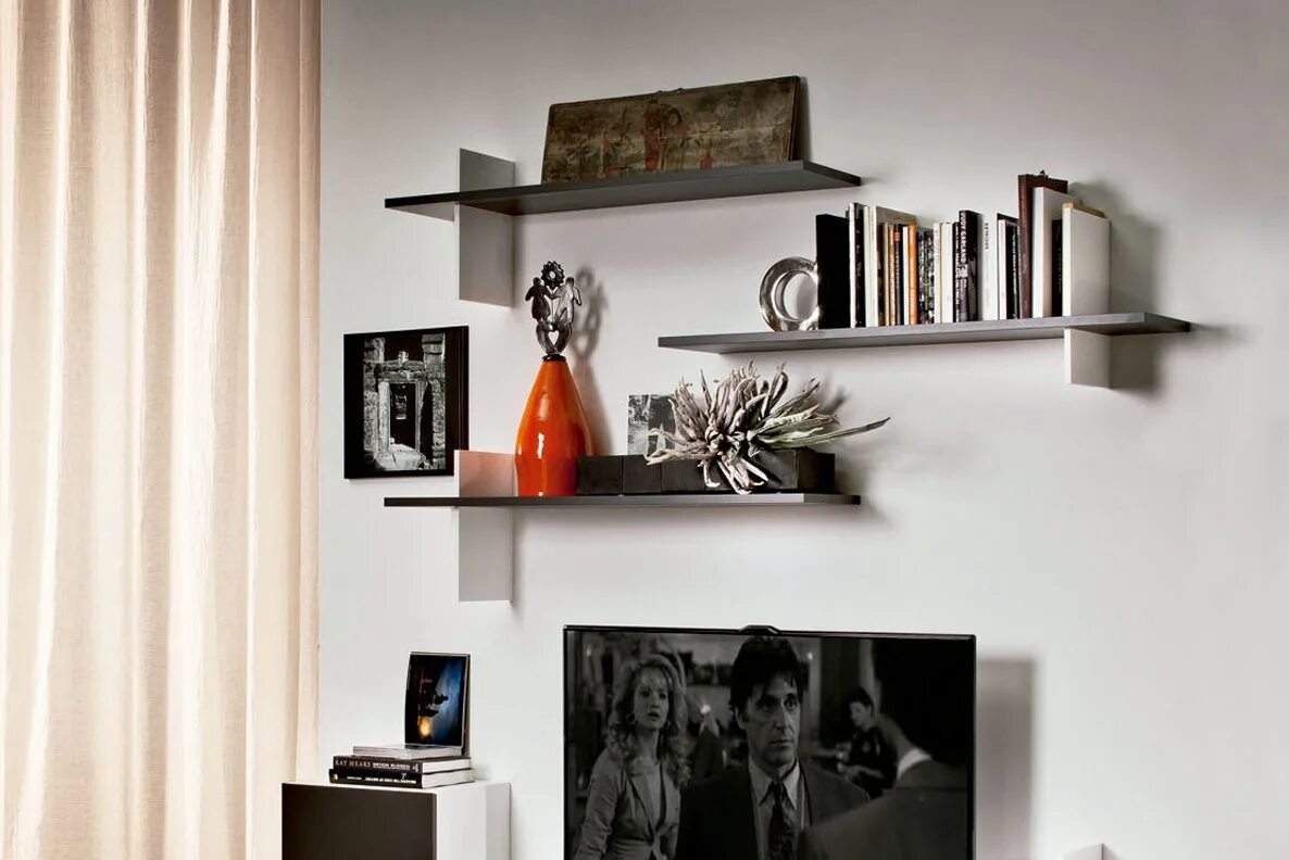 Полки в зале фото. Полки над телевизором. настенные полки в интерьере гостиной. полка на стену в гостиную. полка в гостиную навесная.