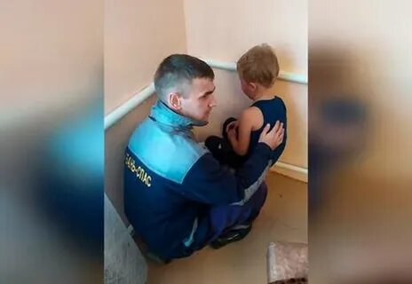 Мальчик зажимает ноги