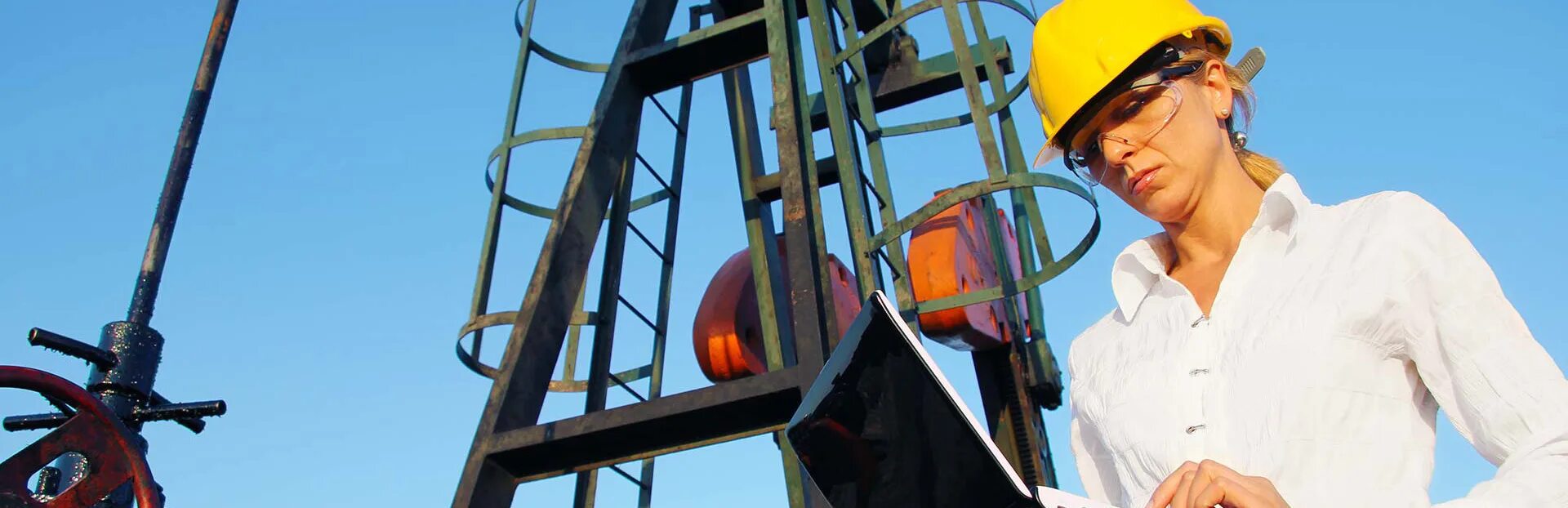 Разведка и разработка нефтяных и газовых месторождений. Работники нефтяной компании. Инженер нефтяник. Девочка нефтяник. Оборудование нефтяника урай в аренду.