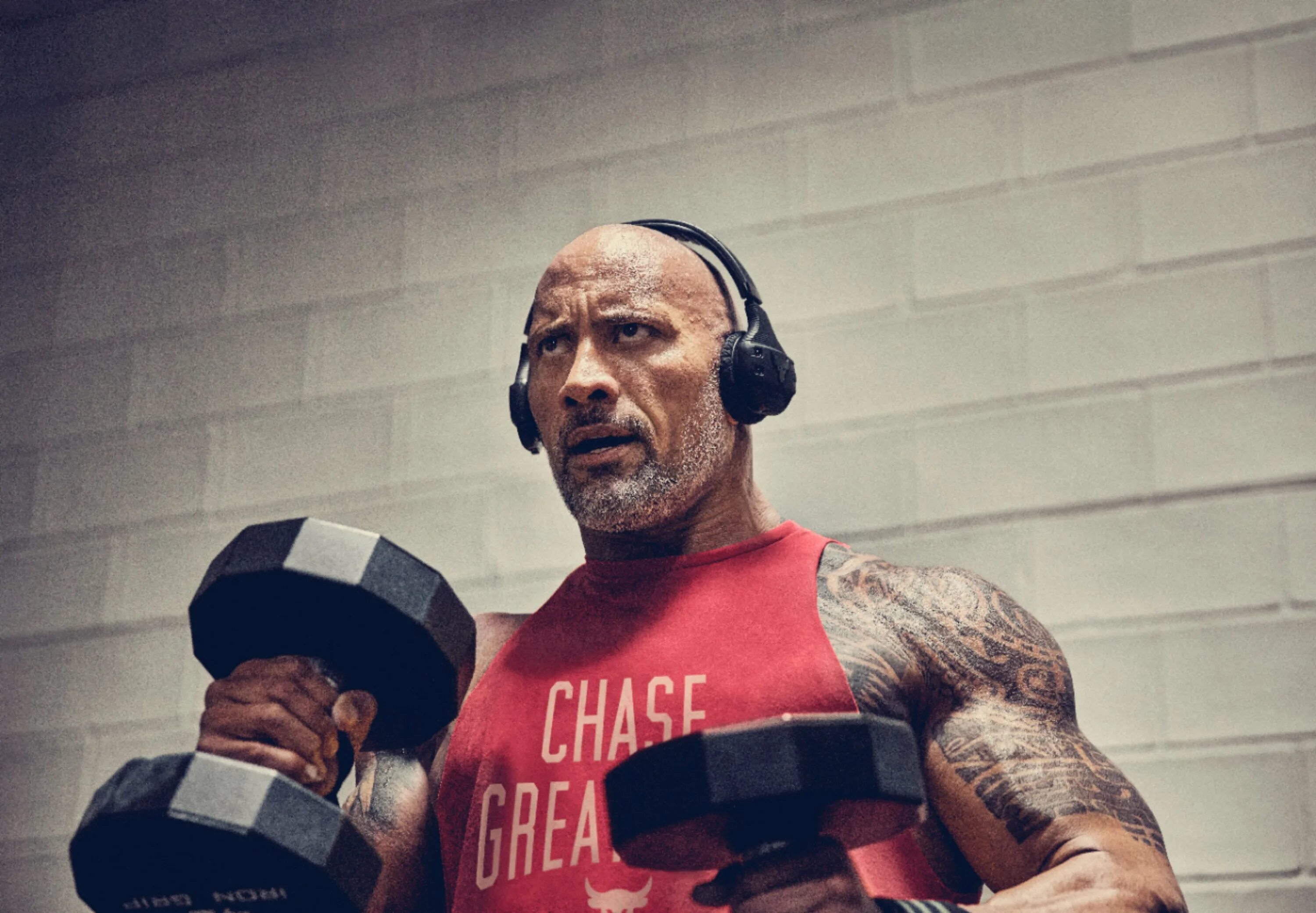 Качка музыку без регистрации. Дуэйн Джонсон. Under Armour наушники Dwayne Johnson. Dwayne the Rock Johnson. Дуэйн скала Джонсон спорт.