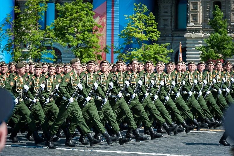Солдаты на параде. Российский парад. Парад победы 2013 в москве. Маршировать колонной. Маршировать колонной.